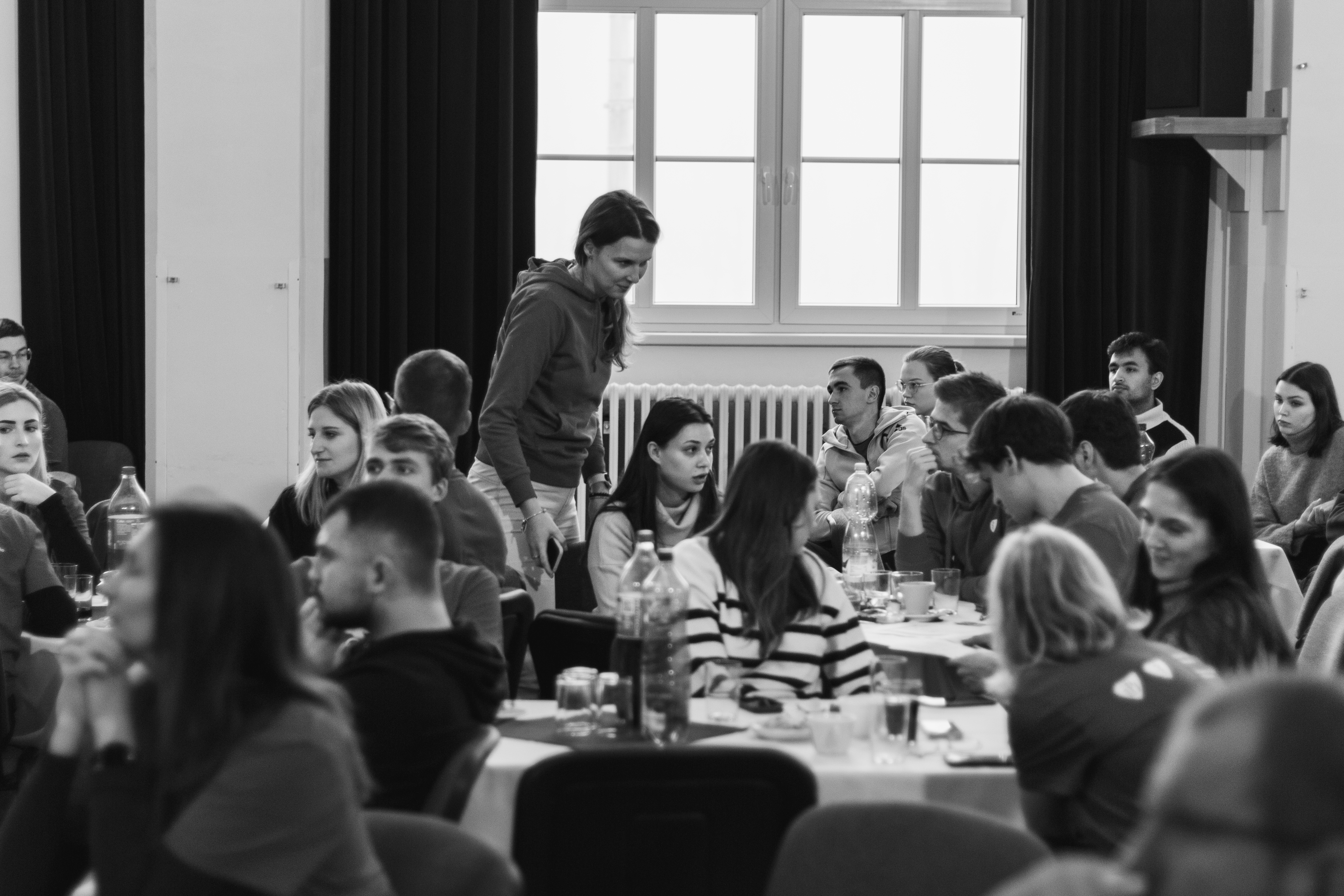 Diskuse nad notebookem v kavárně sanatoria