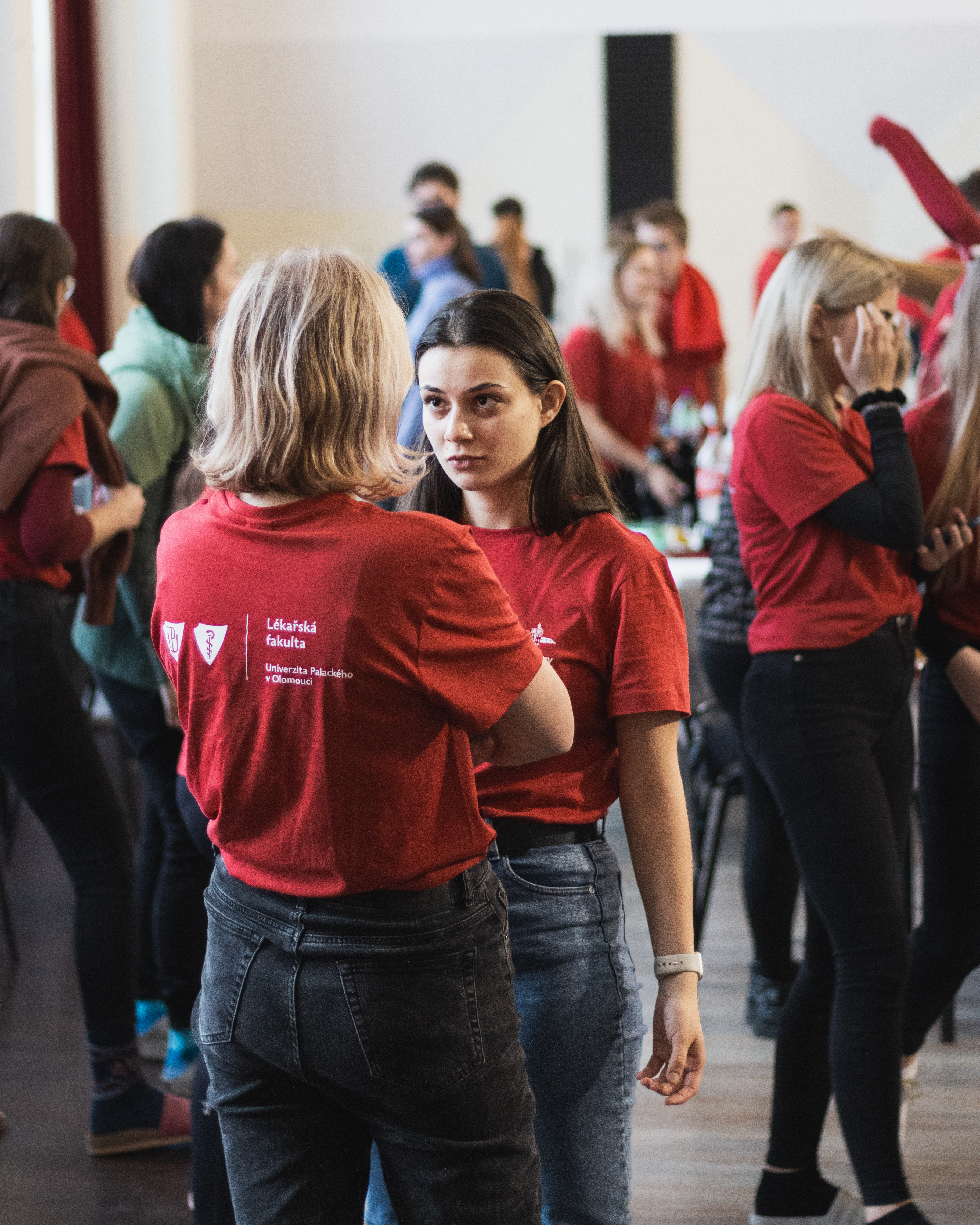 Dvě dívky v červených tričkách LF na networkingové části programu