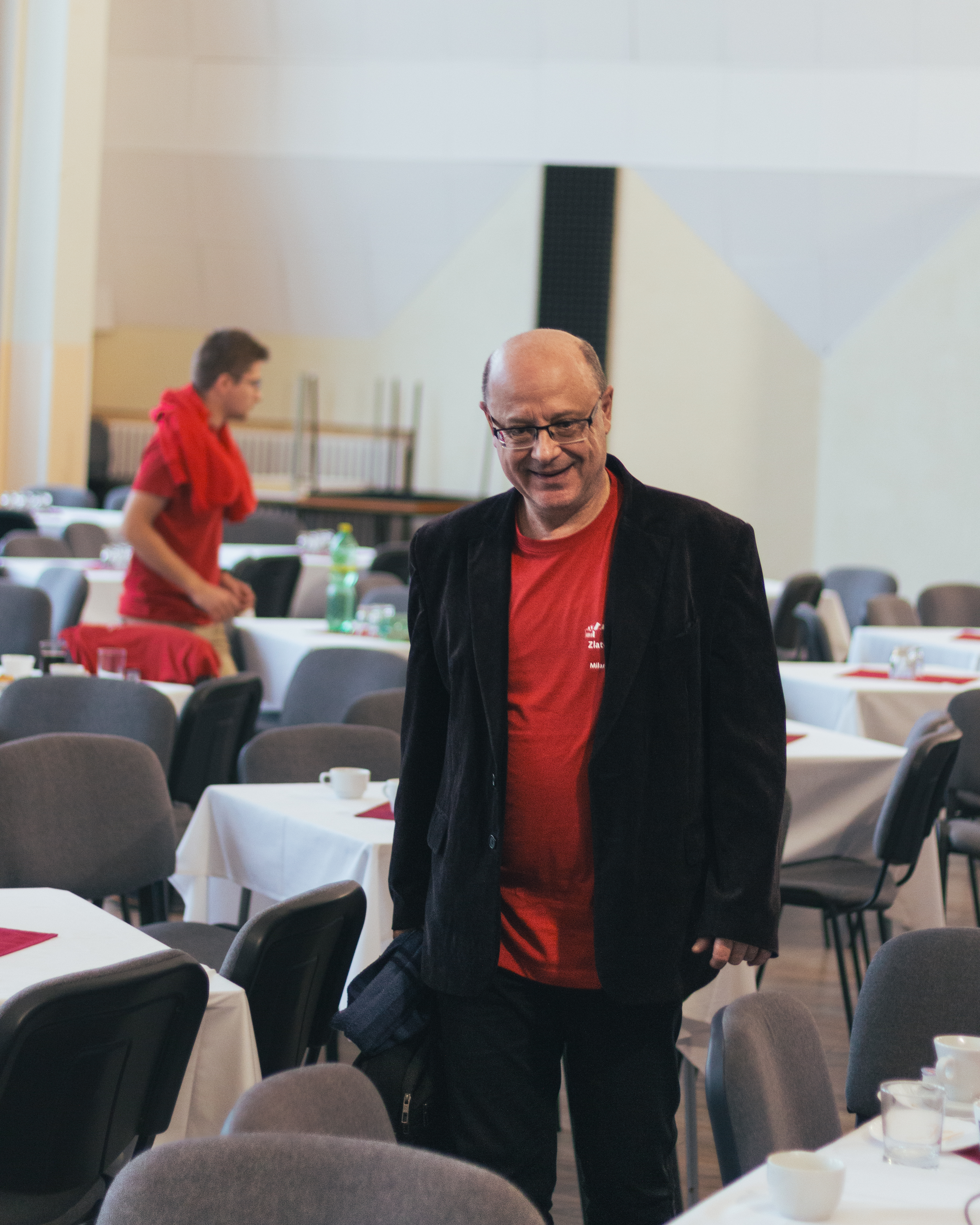 Přednášející ukazuje během interaktivní přednášky