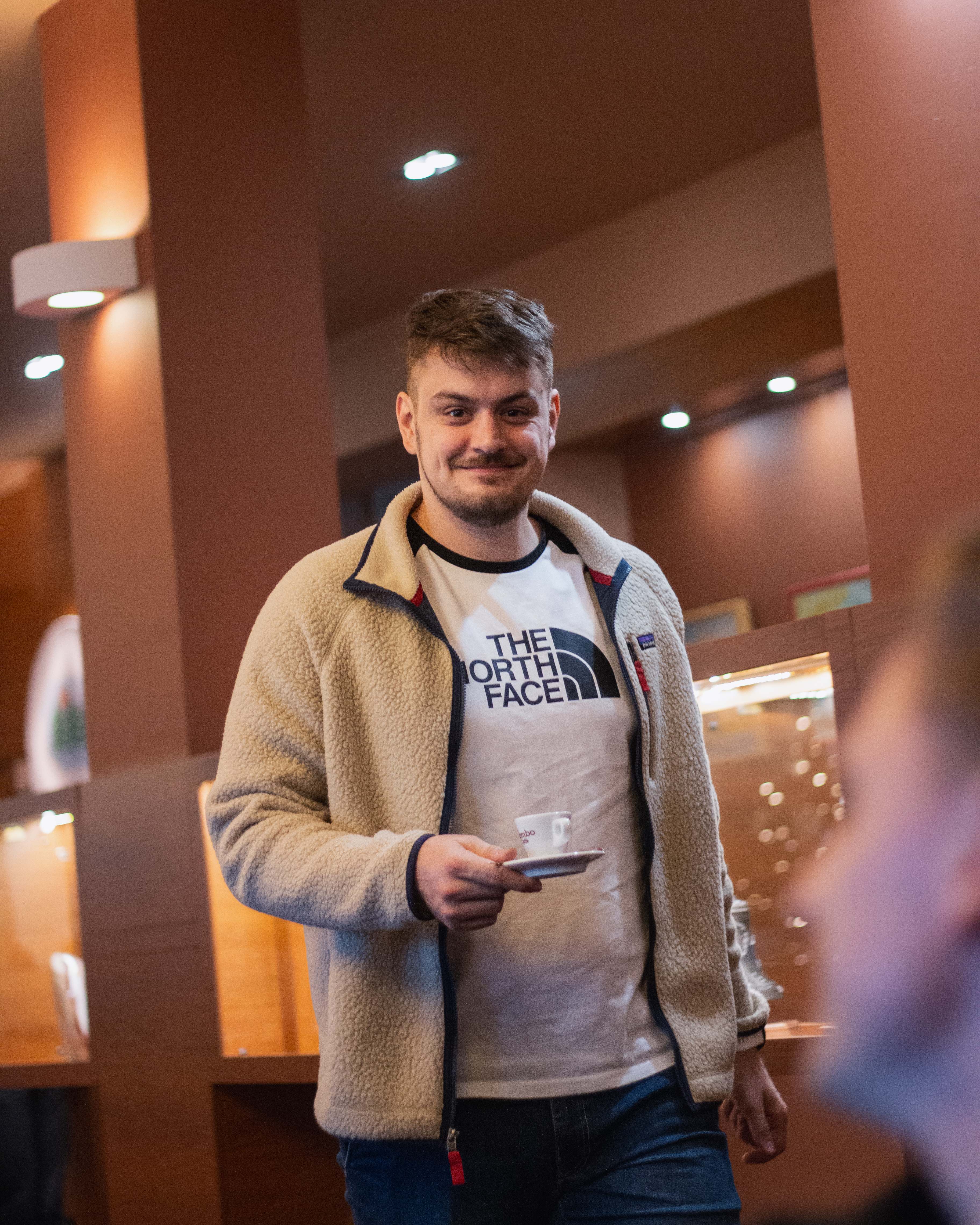 Muž sedí u baru, portrét v černo-bílém