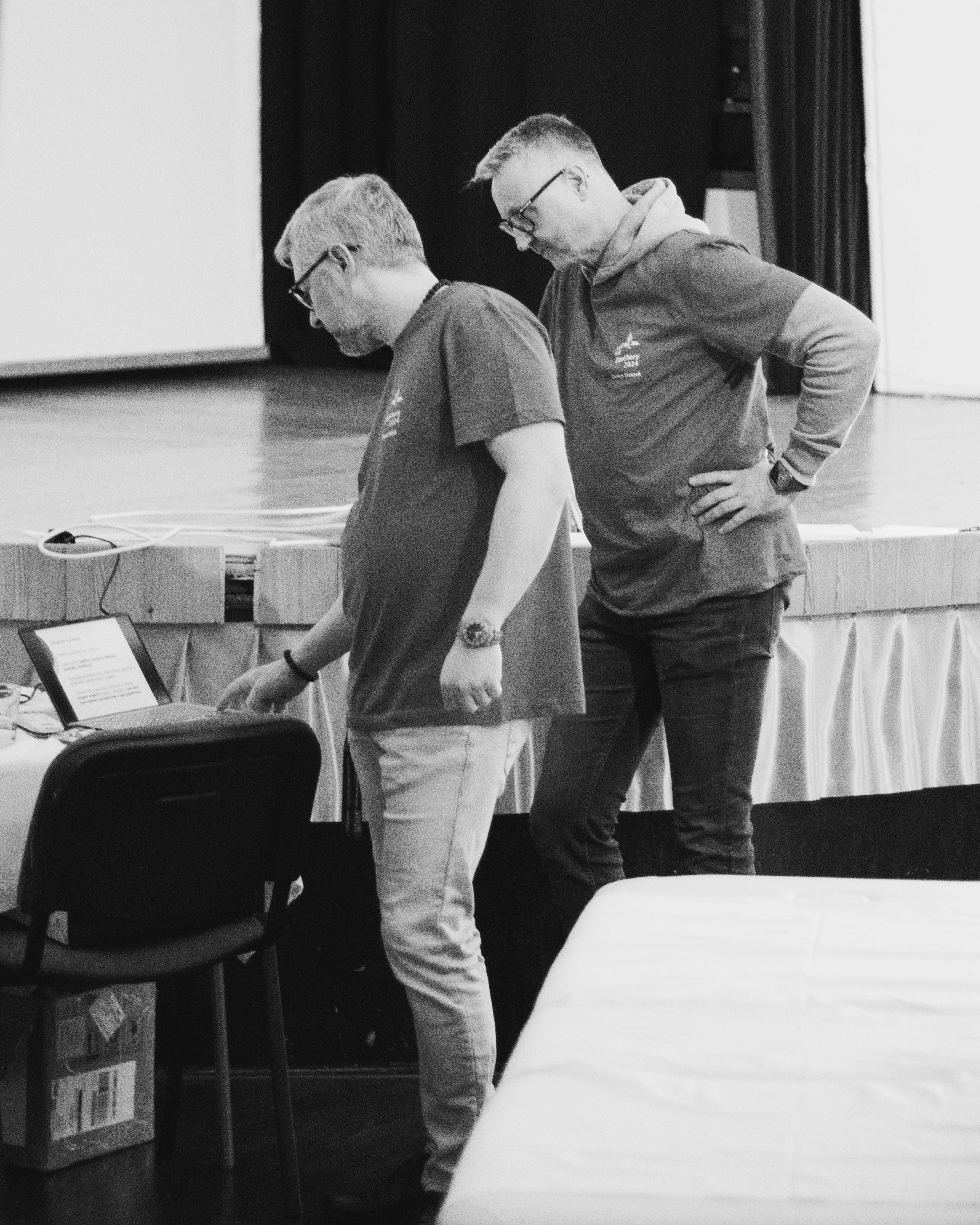 Žena tleská, portrét v černo-bílém