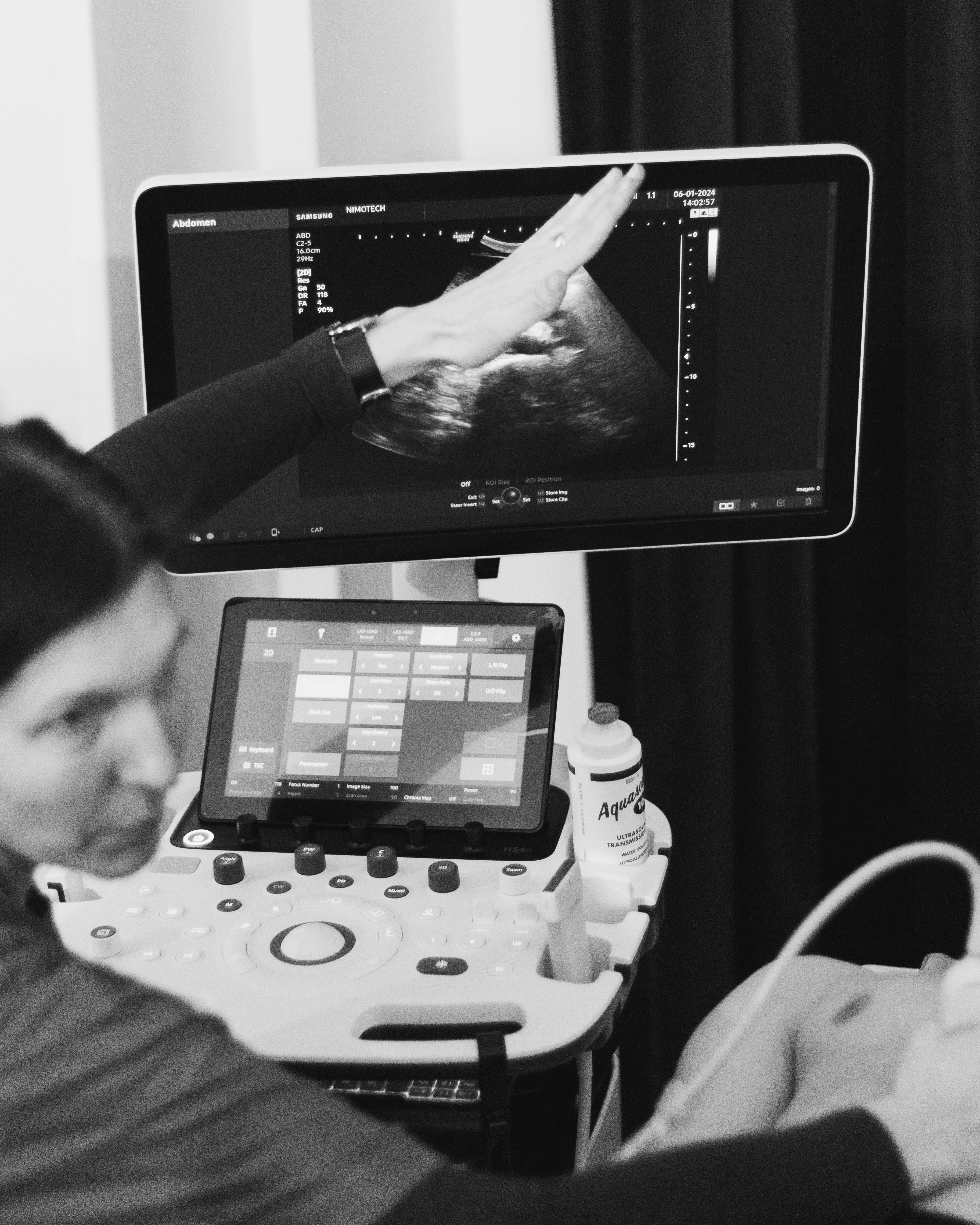 Muž přednáší v červeném tričku LF