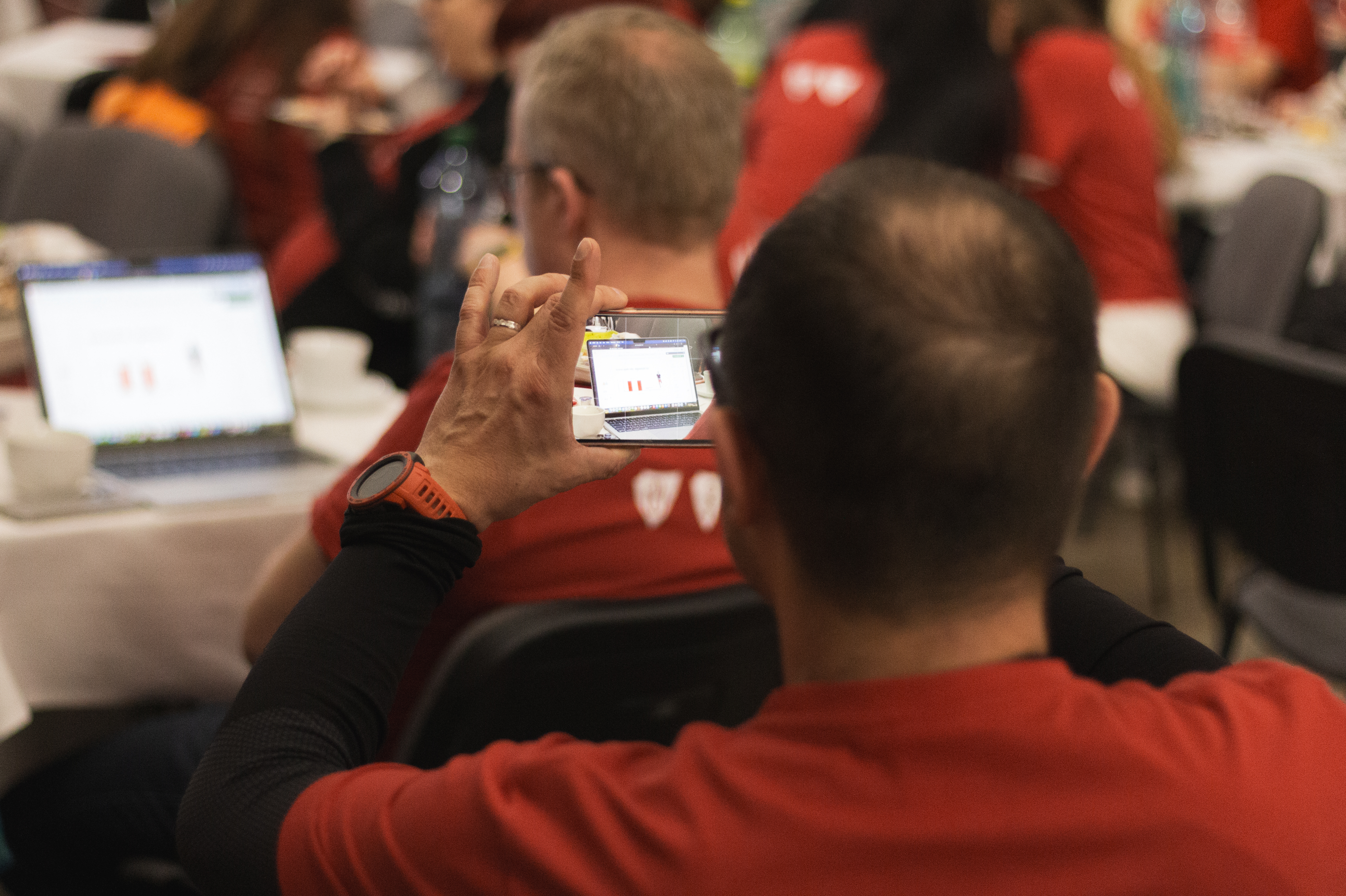 Přednášející hlasuje s účastníky, černo-bílá fotografie