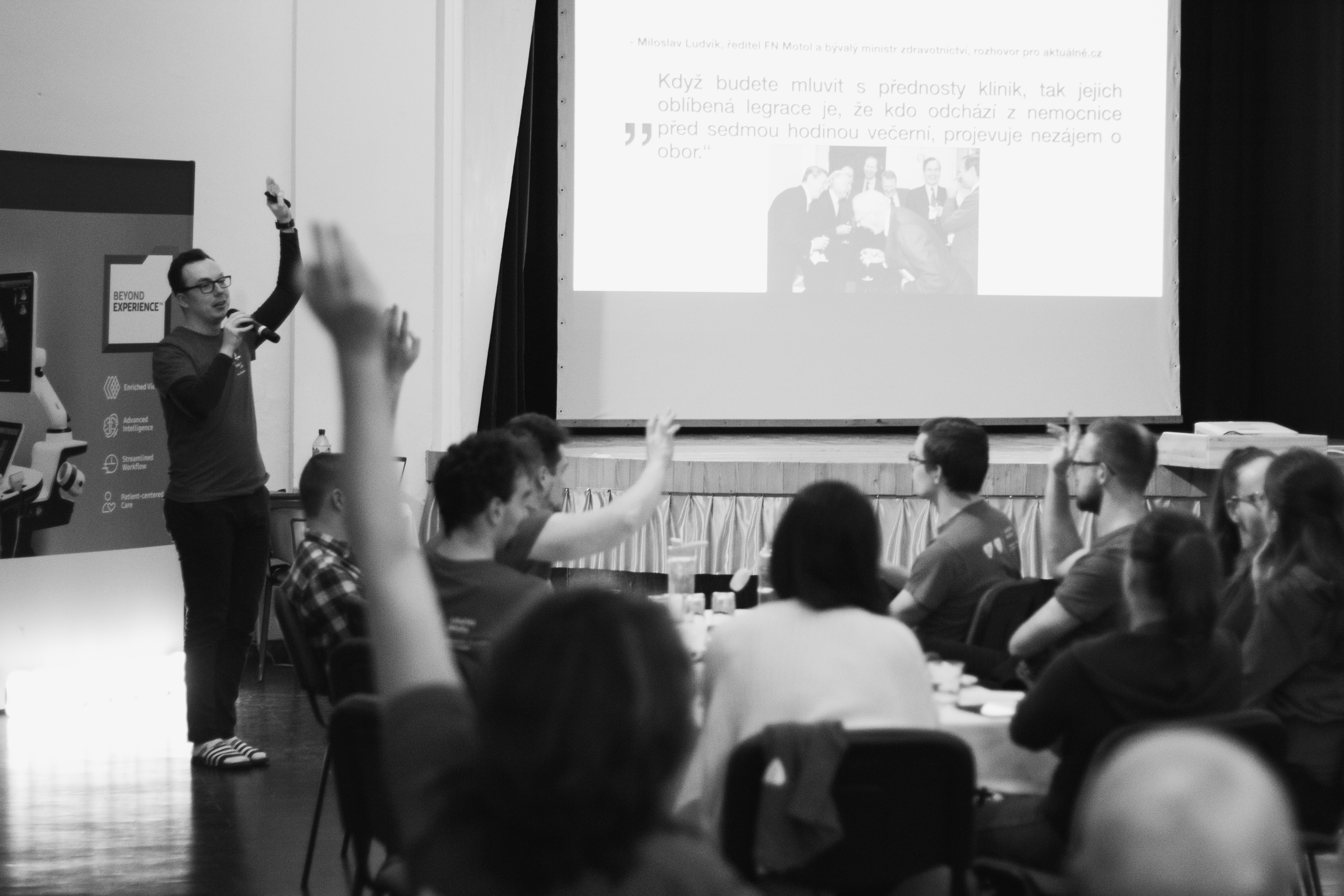 Dvě ženy u stolu na workshopu, černo-bílá fotografie