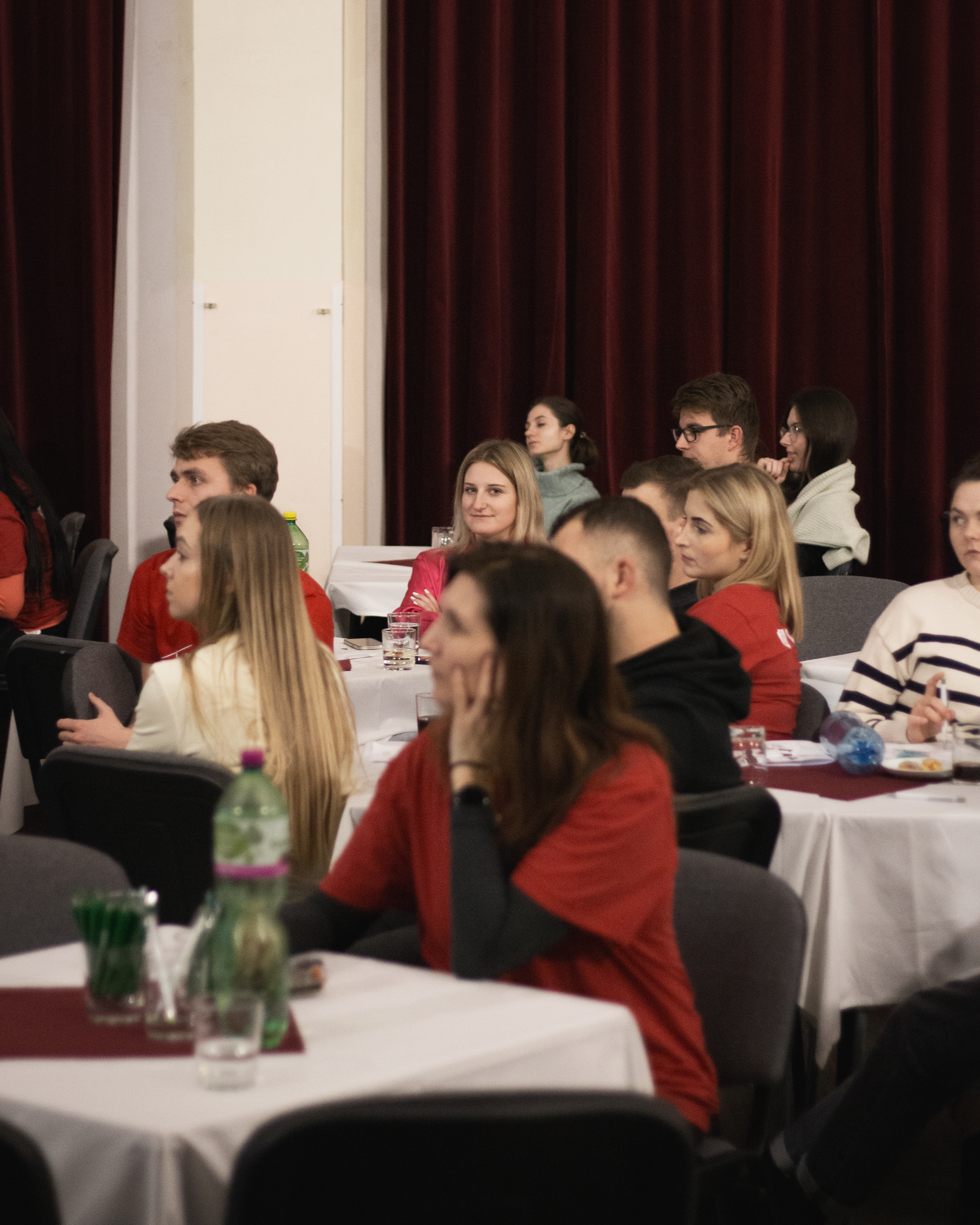 Skupina lidí diskutuje, černo-bílá fotografie