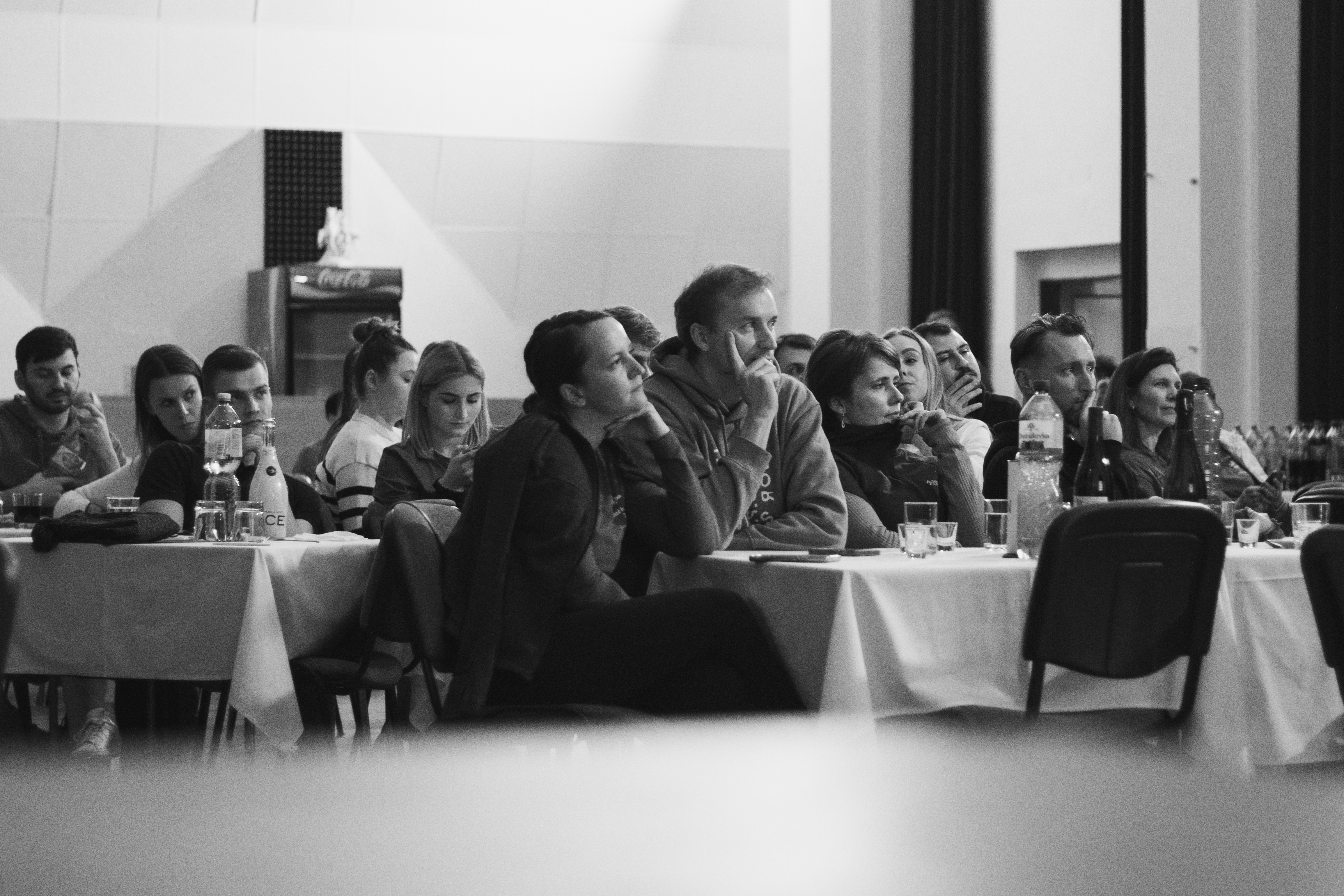 Muž s telefonem, portrét v černo-bílém